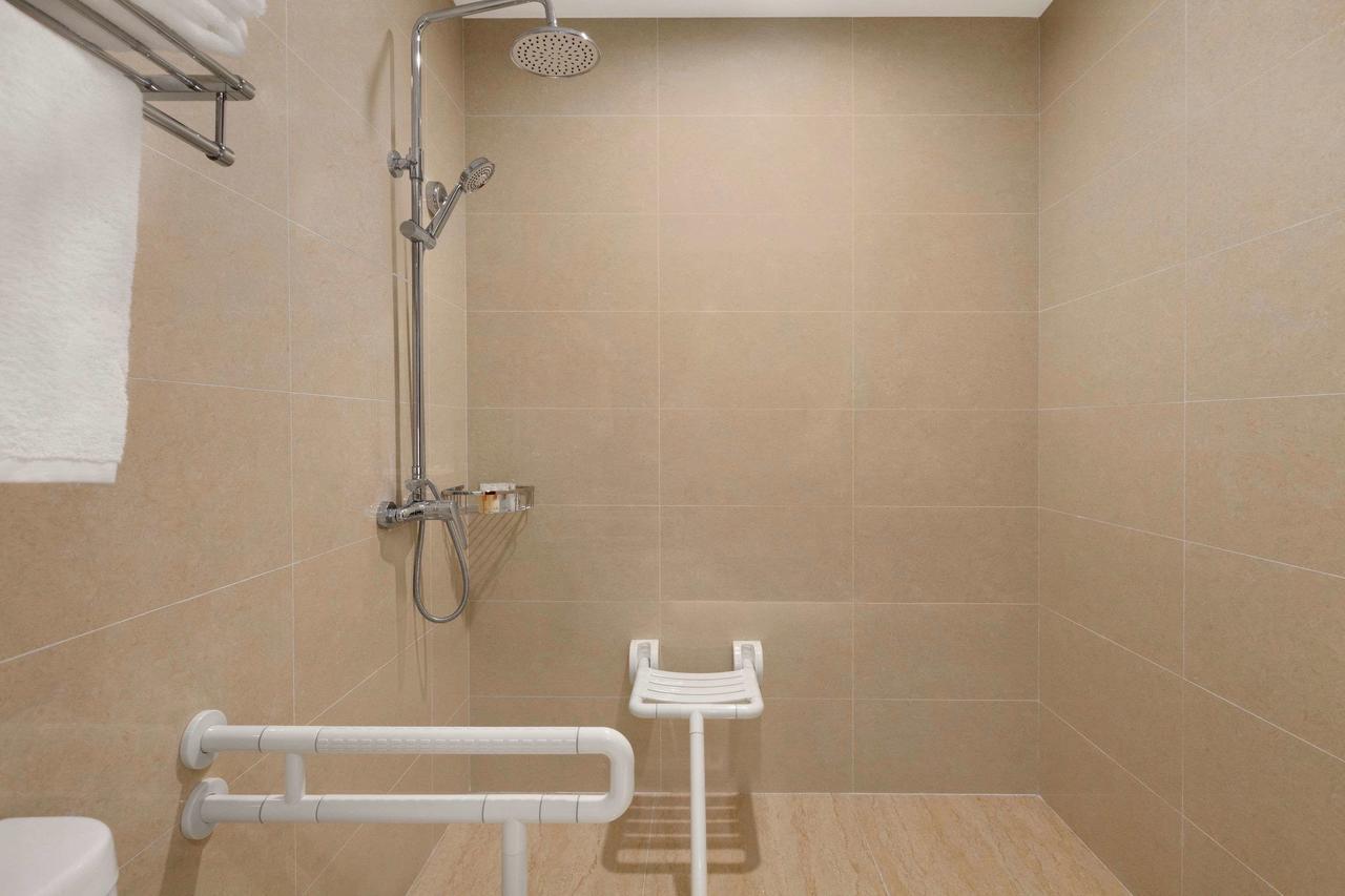 Ramada Shanghai Minhang Bagian luar foto